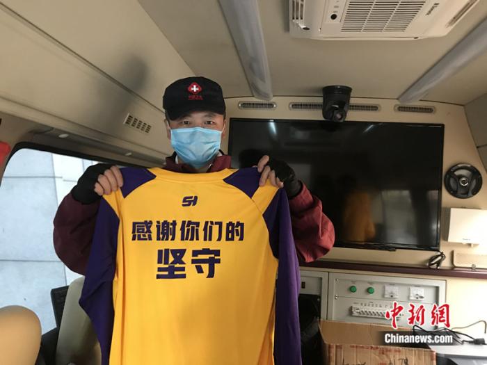 3��17�գ����ϴ�ѧ���Ŷ�ҽԺ��ҽ�ƶ�Ա��ʰ���׼�����人���롣��Ա���ǿ��һ��д�С���л���ǵļ��ء���T���պ���ء�Ƚ�ľ� ��