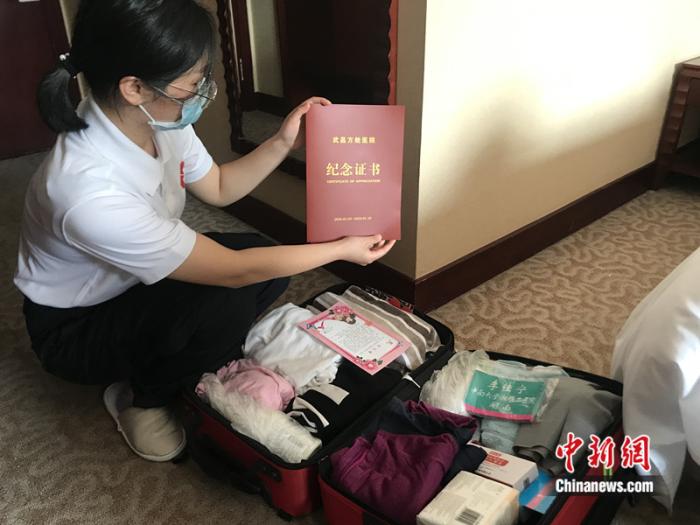 3��17�գ����ϴ�ѧ���Ŷ�ҽԺ��ҽ�ƶ�Ա��ʰ���׼�����人���롣��Ա�����չʾ�������еļ���֤�顣 Ƚ�ľ� ��