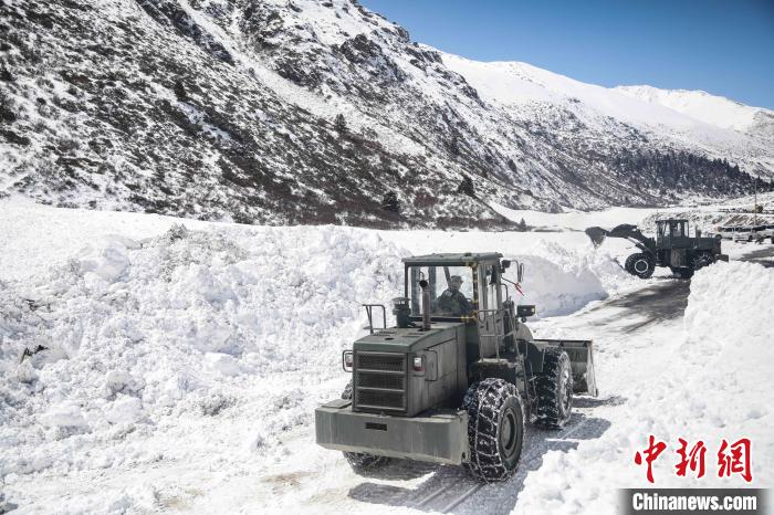 ͼΪ��Ԯ�ٱ��������һ��ѩ�������塣����Ρ ��