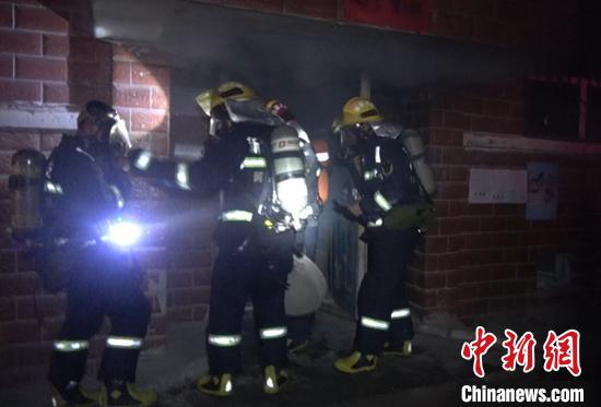 3��18���賿1ʱ����һ����¥�����ҷ������֣�����Ա׼������¥�ھ��ˡ������� ��