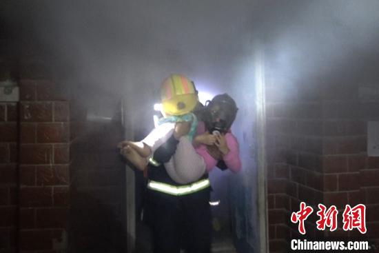 3��18���賿1ʱ����һ����¥�����ҷ������֣�����ԱŨ���оȳ�������ͯ�������� ��