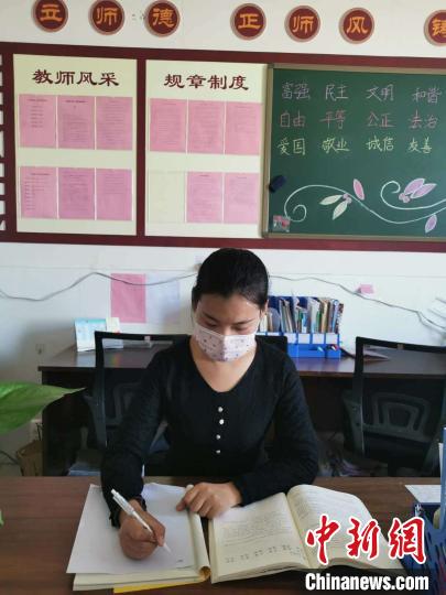 ͼΪ��ʦ���ڸ�ѧ��д�ż㡣�����ٰ� ��