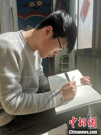 ͼΪ��ʦ���ڸ�ѧ��д�ż㡣�����ٰ� ��