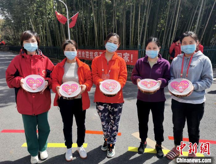 ����֧Ԯ����ҽ�ƶ�Աչʾ�յ��ġ�����ζ����������� ��