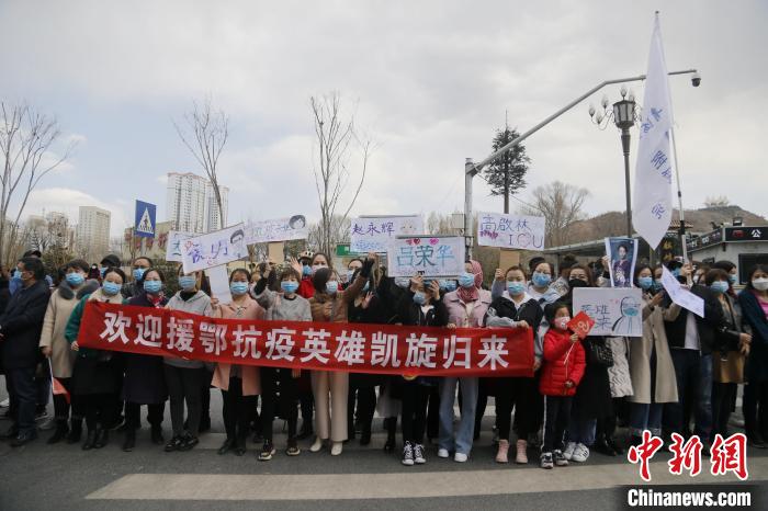 ͼΪ����߾�д��ҽ�ƶӶ�Ա���������Ӽе���ӭ���������� ��