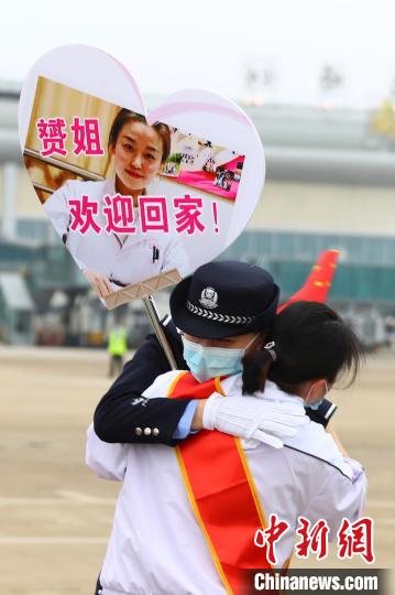 3��23�����磬һ��ҽ�ƶӶ�Ա����������Լ���Ƭ���ӵ���������ӵ������ռ�� ��