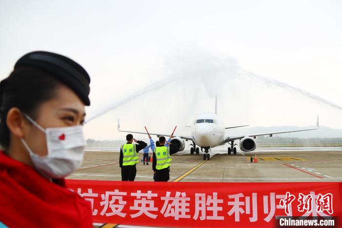 3��23�����磬���Ž���Ԯ����������ҽ�ƶӶ�Ա�ĺ��ཱུ���ϲ��������ʻ������������С���ˮ�š���ʽΪʤ�������Ŀ���Ӣ�ۡ��ӷ�ϴ����������ռ�� ��