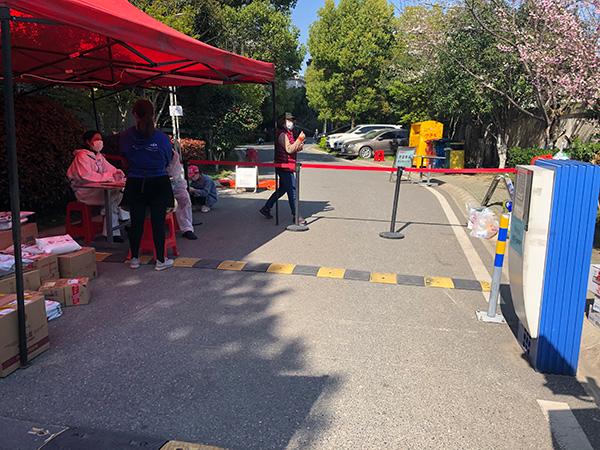 H����ĳС�����Ŵ������˺�ɫ�����ߣ����϶��ž���Ŀ�ݺ�������Ʒ���������ż��� ��Цõ ͼ