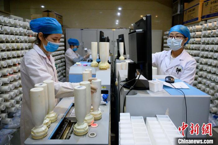 ������Ա���ڽ���ҩ�������ء���������װ����Τ�� ��