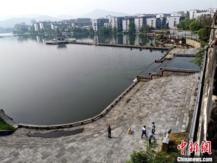 �����ų�ǽ�����Ǻ���һ��(����3��24��) ������ ��