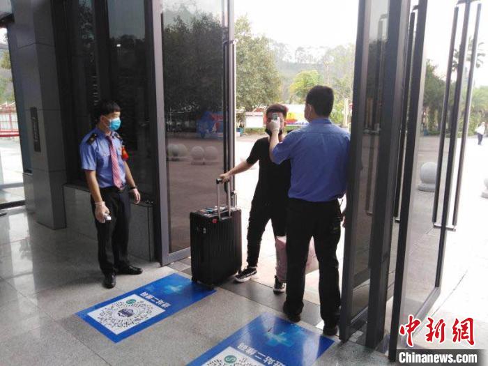 ͼΪ�ӿڱ�վ���ÿͽ������²��������ѳ� ��