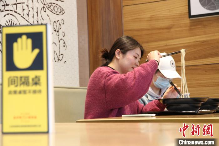 ɽ������һ���ǻ۲����ڣ��˿Ͳ��µǼǽ��������Ͳͣ��ɳ��˻�����������ʳ���ڷ����ڼ価�����������ˡ������ʳ֮��ĽӴ��������� ��