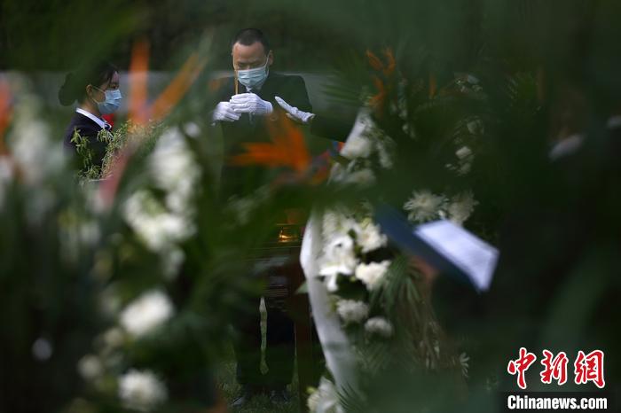 ������ɫ��װ����԰���ݹ�����Ա�������ع������ơ��������Ͼ��𣬹���ʵ�ġ�������ơ�������������ȥ���ˡ����� ��