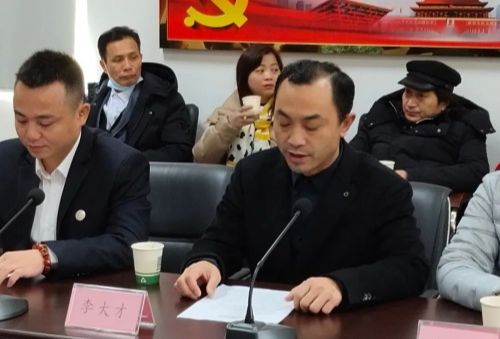 ������������Ʒ�ƹ�â���� ���ֵ��̼����ں��ƶ�ǰ��(ͼ1)