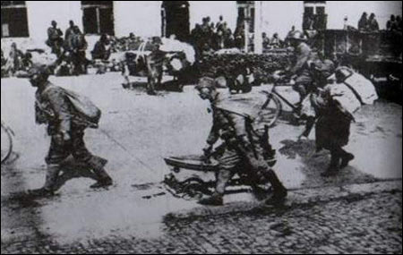 1937��12��15�գ�ռ���Ͼ����վ�����ɨ�����Ӷ���