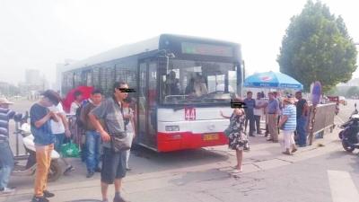 ֣��Ů�Ӷ�ͣ������Сʱ ��ɻ�վ���㳡����