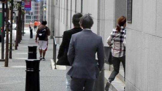 15���й��������������濼�����߰���һ��Ů������