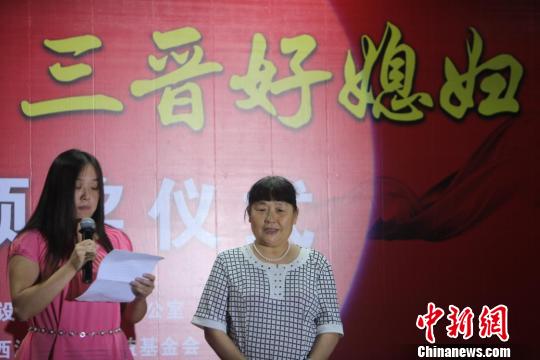 ����̫ԭ����������һ�������ˣ���30����ǰ�����ż����������ͶԹ��ž����չˡ�ʮ����ǰ������ȥ�����չ������������ص��������������ϡ���ÿ��������Թ����Թ�޻ڡ��ڹ������������һ�����ö�ϱ�������ɷ���������һ������ϱ�������ں��ӵ��������һ���������衱��ͼΪ����Ů�����ҽ������������¼��������� ��