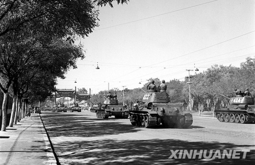1952�꣬�й�����־Ը�����ڳ���ս�������������ս������һ������ı�ʽ�ϣ������ݶ�����沿���γ���ǿ��������ı����ݣ�չ�����й����������Ĳ�����ǿ����Ϊ�������������ṩ�˸��Ӽ�ʵ�ı��ϡ�ͼΪ̹�˲����н��ڳ����֡�ͼƬ��Դ���»���