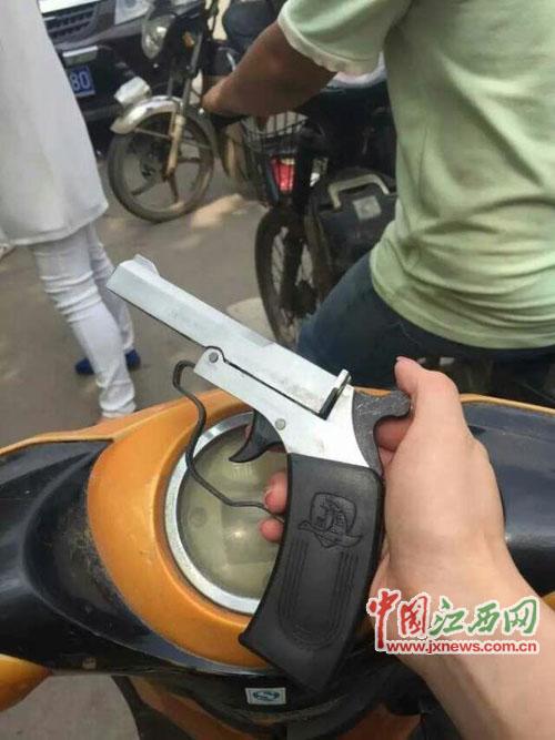 ����������һ�ѷ���ǹ