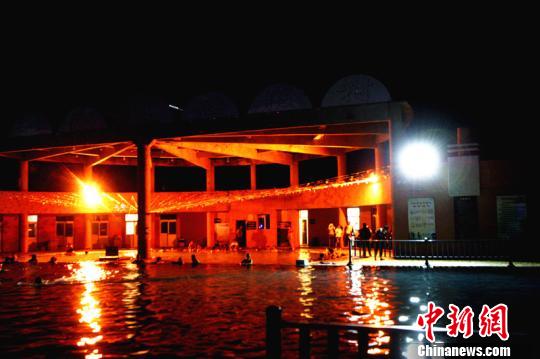 �μ�2015�½��ź���Ȫ������οͣ�ҹ������������Ȫ�ġ����󡱡�����С�� ��
