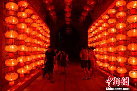 ͼΪ�������뻨����ӳ��Ȥ�������پ� ��