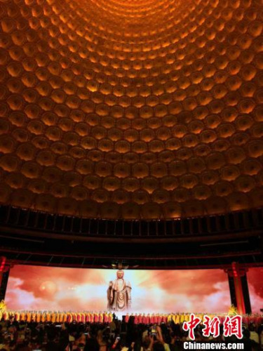 ����λɮ����������ɫ���ģ���������̨���롣��ɮ�µ��о����У��޴�����Ĳ���ɫ�����������Ļ���롣������ӱ ��