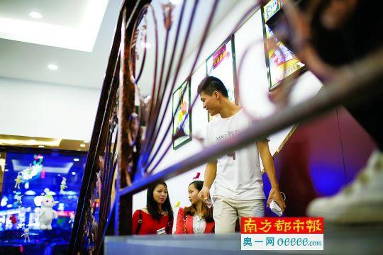 С��������Լ��ķ��꣬�����ˡ����ѡ������ѿ���Ư����С�࣬�̲�ס��ͷ���ſ���Ц��£�졣