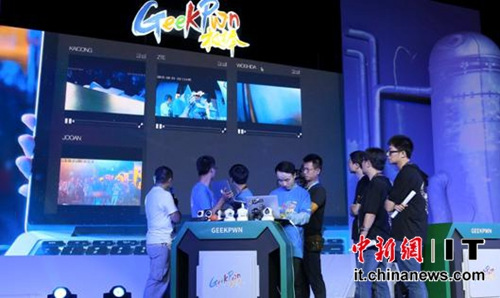 ѡ����GeekPwn 2015���껪�ֳ���ʾ���Ƴ���