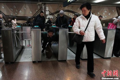 ����ͼ��2013��1��22�գ������ĩ���·����Ʊ��Ϊ���������������Ϻ�������ԭ�г�վ��Ʊ����Ļ����ϣ��Ӵ����ȣ���չ��Ʊ����ר�������ж���ͼΪ1��22�գ����Ϻ���ɽ��԰����վ��һλ��բ����Ʊ�ĳ˿͡�ͼƬ��Դ������IC