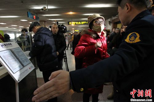 ����ͼ��2013��1��22�գ������ĩ���·����Ʊ��Ϊ���������������Ϻ�������ԭ�г�վ��Ʊ����Ļ����ϣ��Ӵ����ȣ���չ��Ʊ����ר�������ж���ͼΪ1��22�գ��Ϻ��������꿨��Ʊ�İ��̡�ͼƬ��Դ������IC