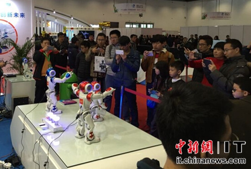 ʹ��������˹����Ե�NAO����Ϊ�����ṩ����