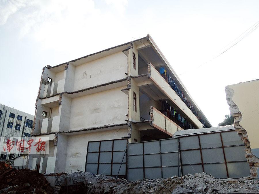 ����һ����ѧ����¥���е�һ�� ���°����סѧ��