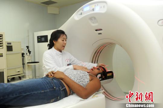12��7�գ��й�������ƽ����ҽԺ��ҽ����Ա�Ը����ɴﻼ�߽���CT���ǰ׼��������ɽ ��