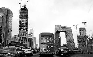 ���죬��ó������·����ĸ�¥�������������ɼ���һ�����С��ذ�������ɫ���С�������Ĺ�������ʻ��ӵ���ĳ�����������ǰ���յ��������죬����ɫ���С������Ŀں������Ҫ�����˸���ʵ���ж��ˡ������������� ��ϼ/��