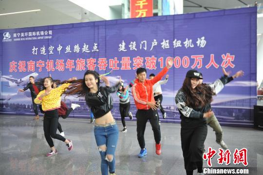 ��������Ա������ף���չʾ�ഺ����������ѩ�� ��