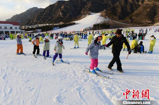 ��Ϊ�������»������֮һ�������30���ѩ���ֽ�17����ʽ��Ļ���ӱ��ܿ�ʼ������3000Сѧ���߽���ѩ������ʼ��ѩ�γ̣�����ѧ����2022�꣬���ɳ�Ϊ����־Ը�ߡ�ͼΪ������һС��ѧ����ʯ������ѩ��ѧϰ��ѩ�������������ֵ��� ��