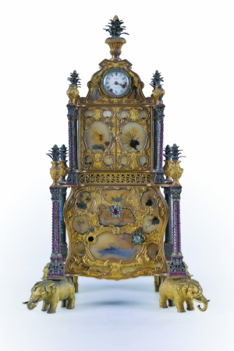 ��ͭ�ƽ�Ƕ���ˮ�����ӣ���19���ף���15���ף���Լ30.5���ס������ϱꡰJAS.COX LONDON����Ӣ��ղķ˹������˹���졣������۷��������������ڲ�Ϊ���ֻ�еװ�ã��Ϸ�����ײ���������ˮ������֮��ת���·�ˮ��������ղķ˹������˹��Ӣ���������ӱ���ʦ�������ǵ�ʱ���ʹ���͸������Ľ���