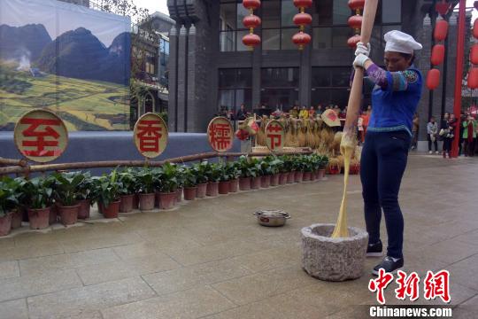 ׳�帾Ů���ڱ��������Ρ�����ѩ�� ��