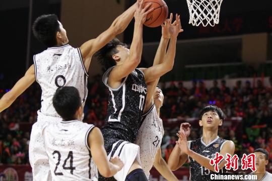 12��23���������ϴ�ѧ��CUBA��ʥ����ս���д�ȷ�սʤ��ͷ��ѧ�� ���췽