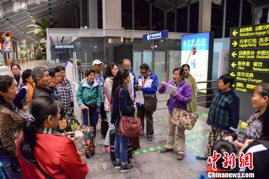 ͼΪ����������ΰ���ǰ�����ε��ο͡�������� ��