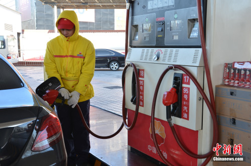 �Ϻ�����վ������Ա���ڸ��˿͵İ�����95�ž�VI���͡�