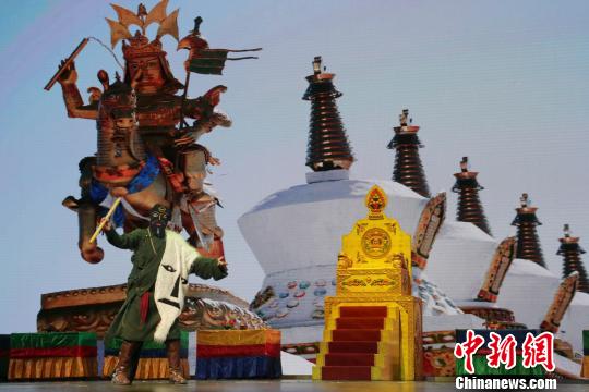 12��27�������ɻƺ�Դͷ���ڵ��ຣʡ���������������������ش���ġ����������ǻ���䡷�ڻƺ��뺣�ڶ�Ӫѩ�����Ժ���ݡ�ͼΪ�ݳ����ա��������� ��