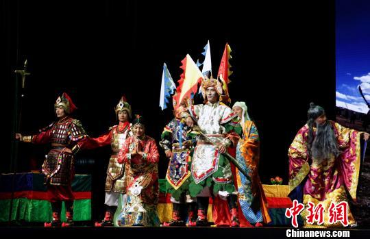 12��27�������ɻƺ�Դͷ���ڵ��ຣʡ���������������������ش���ġ����������ǻ���䡷�ڻƺ��뺣�ڶ�Ӫѩ�����Ժ���ݡ�ͼΪ�ݳ����ա��������� ��