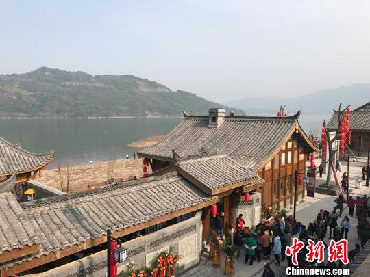 ͼΪ������ɵ�ľ���ӽ֣�һ���ǳ���ˮ������� ��