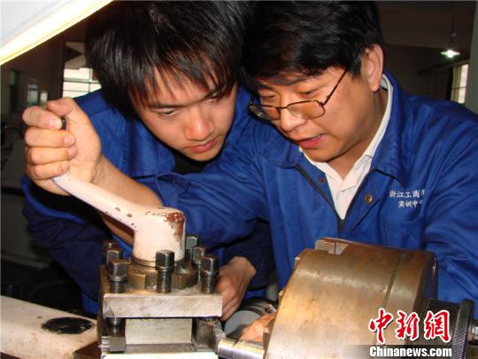 ͼΪ�㽭����ְҵ����ѧԺѧ������ҵʦ��ָ���½���ʵ�� �㽭����ְҵ����ѧԺ��ͼ ��