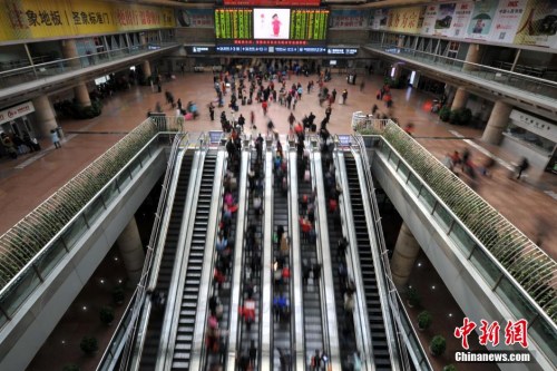 ����ͼ��2016��2��4�գ������ٽ���ȫ������Ҳ�����˷���߷��ڡ����գ�������վ�ӿ��ٿ��г�21�У���վ�򳵴�������ͷ�ܶ�����վ�ÿ���������߷壬�շ����ÿ�23���˴Σ�ͬ�������½������Ƿ׷״���һ����ջ��ϲ��̤�ϻؼ�֮·�� δ�����죬������·���ۼƼӿ������������������Ϸʡ�������ɶ������������ϵȷ���ֱͨ�г�169�У������Ĵ��վԤ�Ʒ����ÿͱƽ�55�� ��˶ ��