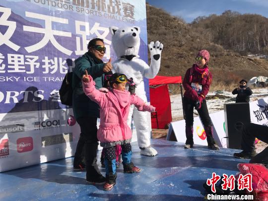 1��1��Ԫ�����죬����(����)�����˶���ս������վ�����չ�֮ս�ڳ���������ѩ�������Ļ��������25��������顢10��������顢4�����ͥ���������Ŀ���������������Թ�����500���������ߡ������� ��