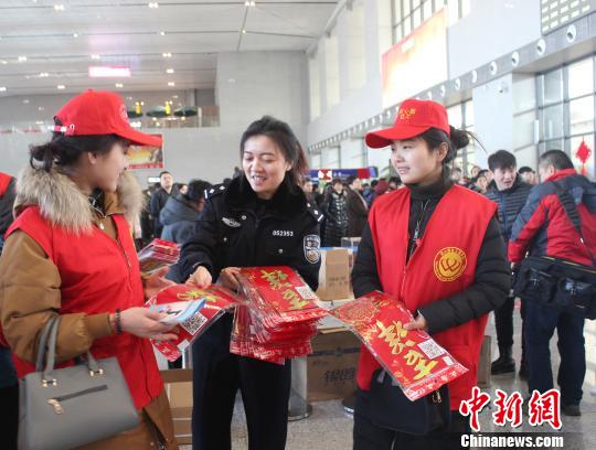 ��·�񾯺͹�����ԱΪ�˿�׼���˻��Ĵ�������� ��