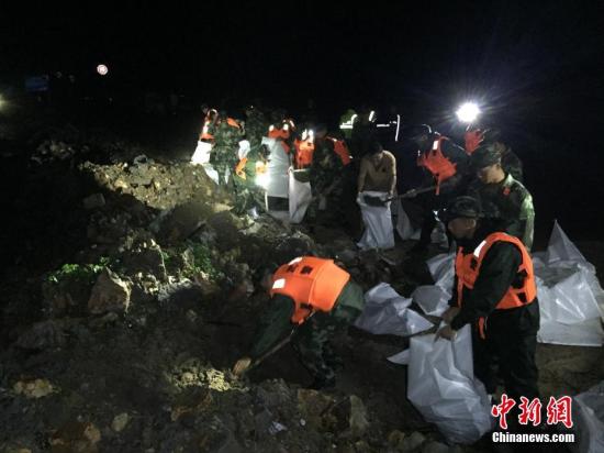 9��28�գ�17��̨�硰���㡱�ڸ�����½������Ӱ�죬�㽭��ط���������ʯ�������ԡ����µ��ֺ������ع������������侯�ȶಿ�����Ͼ�Ԯ��ͼΪ���侯�ٱ�����װ�����ɳ���ӹ̵̰ӡ� ��������� ������ ��